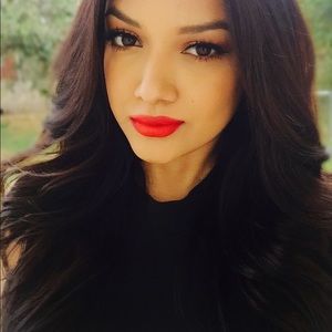 Meet your Posher, Larissa